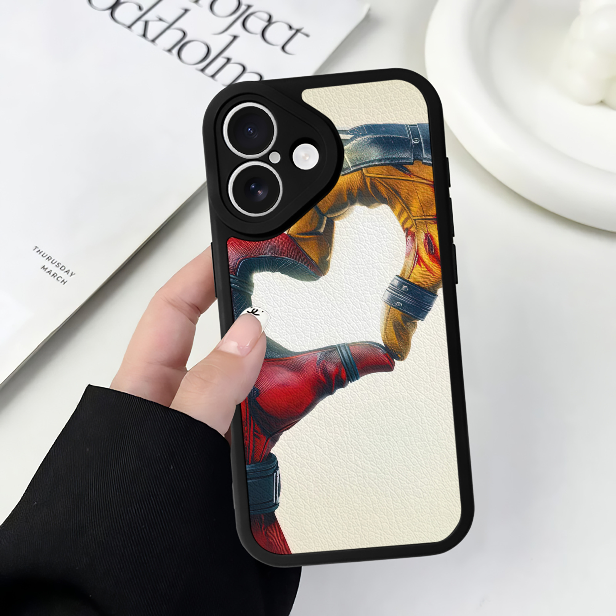 （画像用） Deadpool デッドプール 【iPhone 16シリーズ対応】シリコンスマホケース（レザー調） 材質：シリコン